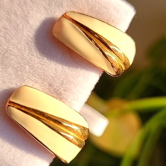 Vintage Ivory Enamel Earrings Gold Tone Clip-on - Picture 3 of 11